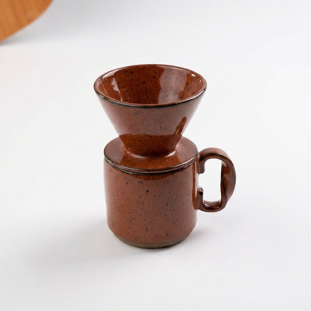 Caneca Alça Torcida com porta filtro em cerâmica artesanal — argila Flocos, esmalte Sol de Terracota