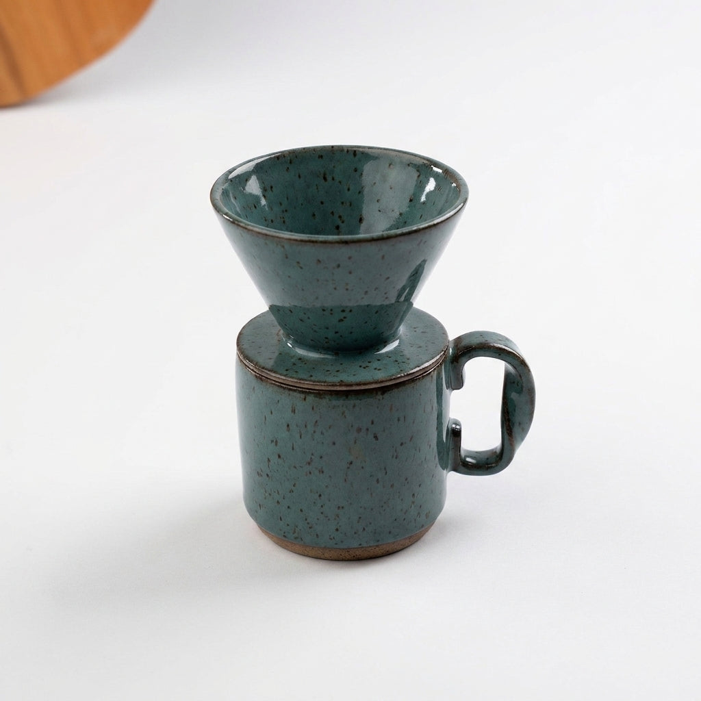 Caneca Alça Torcida com porta filtro em cerâmica artesanal — argila Flocos, esmalte Verde Exército