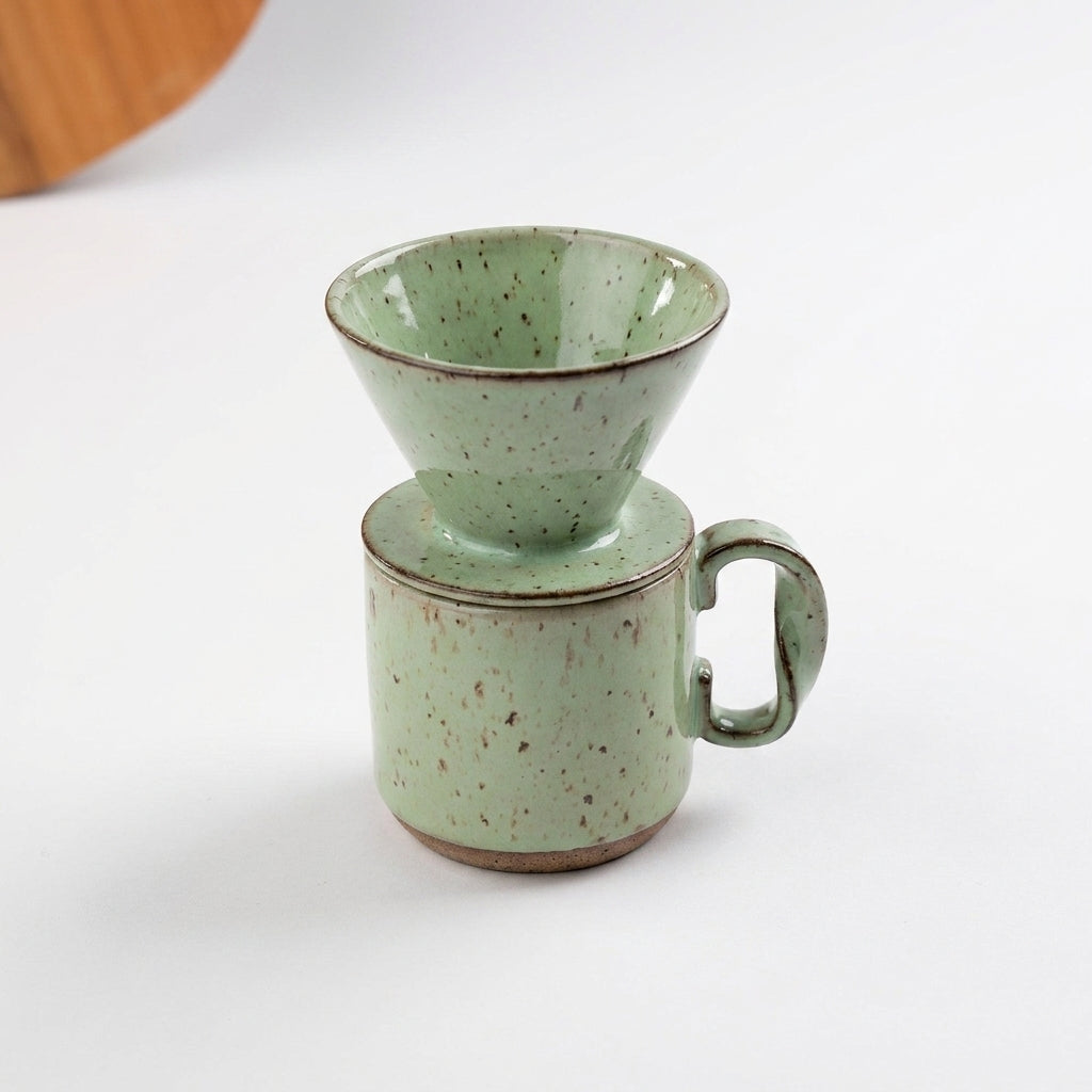 Caneca Alça Torcida com porta filtro em cerâmica artesanal — argila Flocos, esmalte Verde Menta