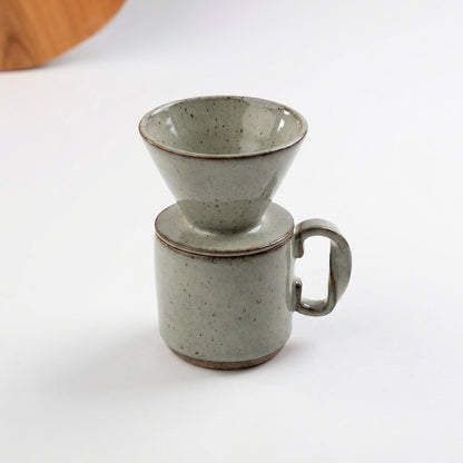Caneca Alça Torcida com porta filtro em cerâmica artesanal — argila Flocos, esmalte Verde Pompeia