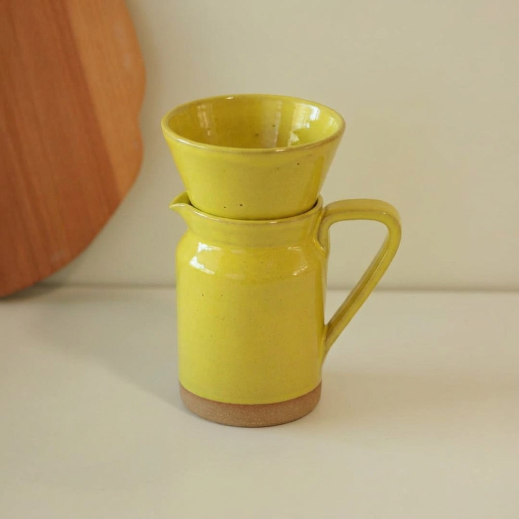 Conjunto Nosso Café - Jarra e Porta Filtro em cerâmica artesanal — argila Cappuccino, esmalte Amarelo Intenso