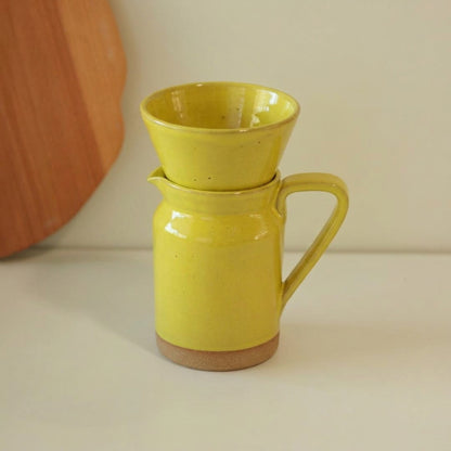 Conjunto Nosso Café - Jarra e Porta Filtro em cerâmica artesanal — argila Cappuccino, esmalte Amarelo Intenso