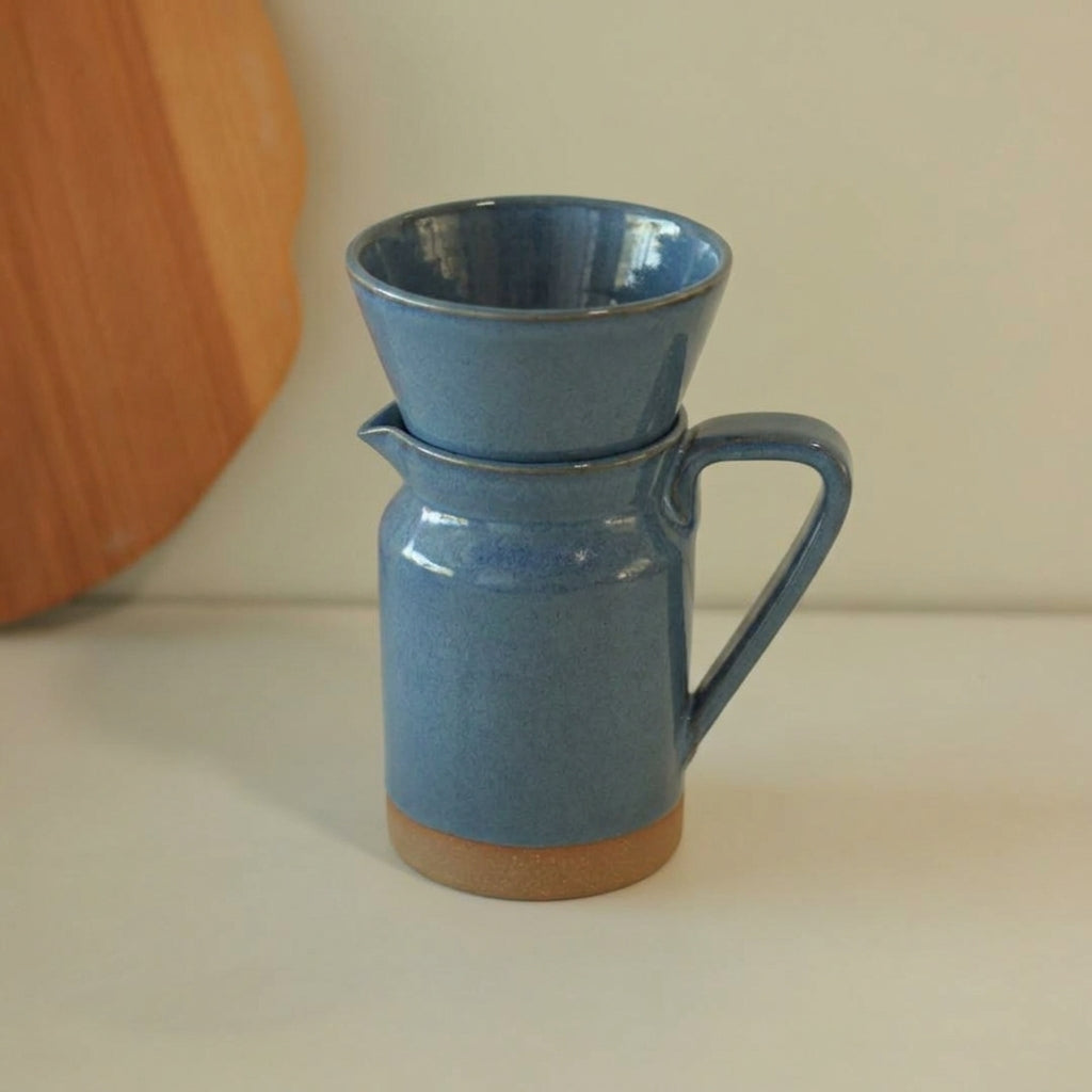 Conjunto Nosso Café - Jarra e Porta Filtro em cerâmica artesanal — argila Cappuccino, esmalte Azul Safira
