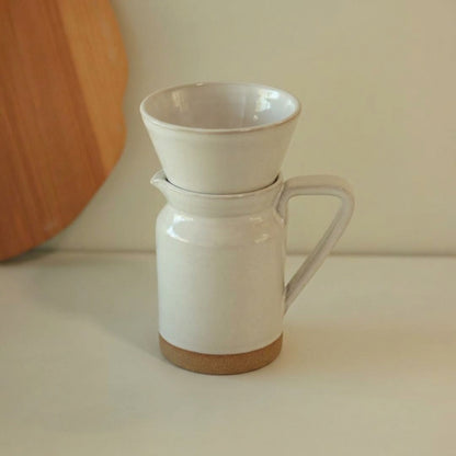 Conjunto Nosso Café - Jarra e Porta Filtro em cerâmica artesanal — argila Cappuccino, esmalte Branco AMME