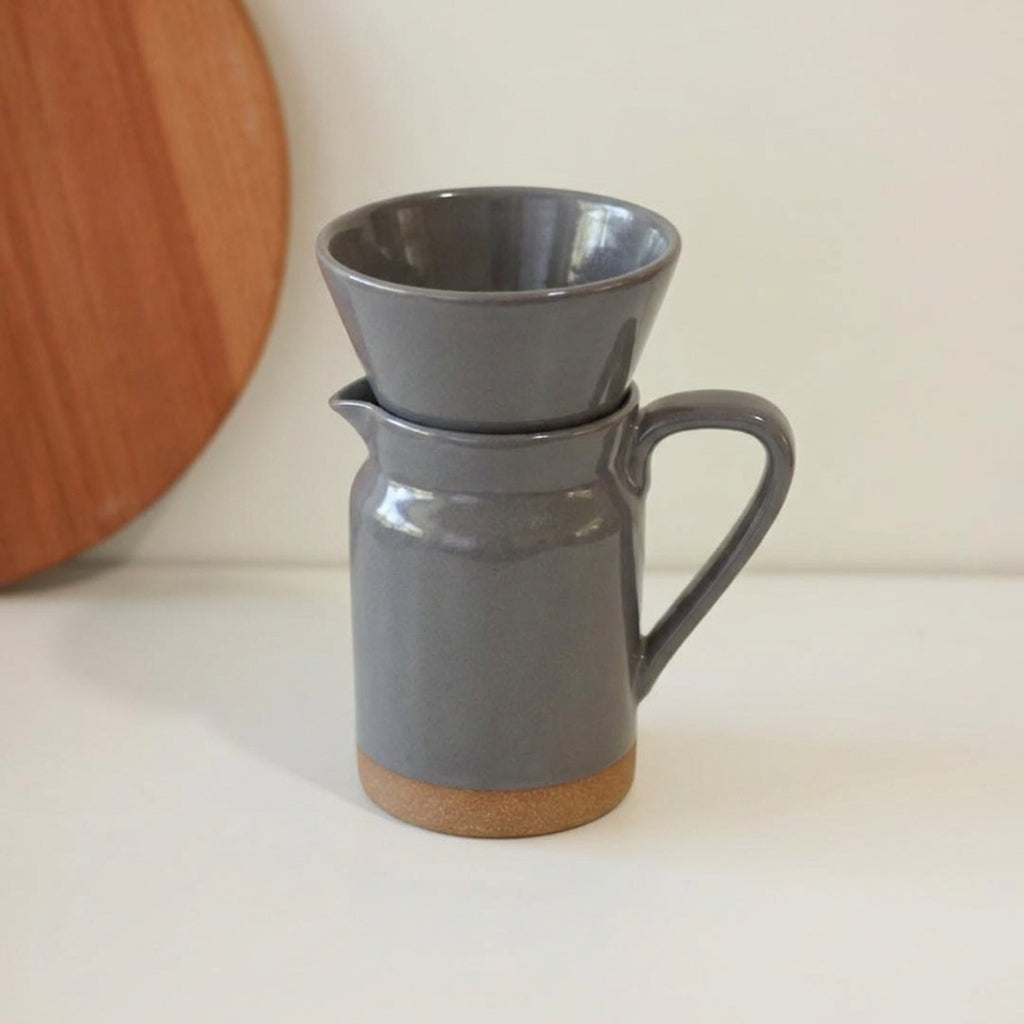 Conjunto Nosso Café - Jarra e Porta Filtro em cerâmica artesanal — argila Cappuccino, esmalte Grafite