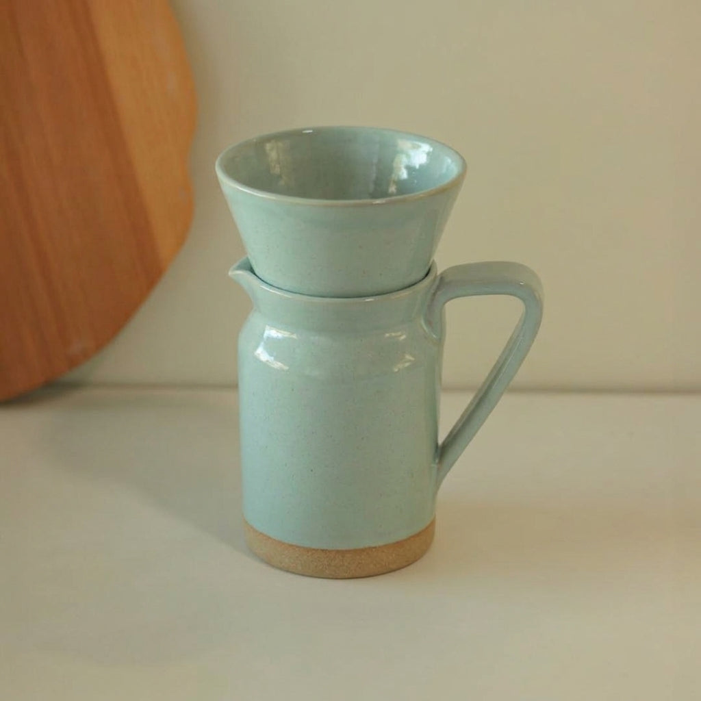 Conjunto Nosso Café - Jarra e Porta Filtro em cerâmica artesanal — argila Cappuccino, esmalte Jujuba