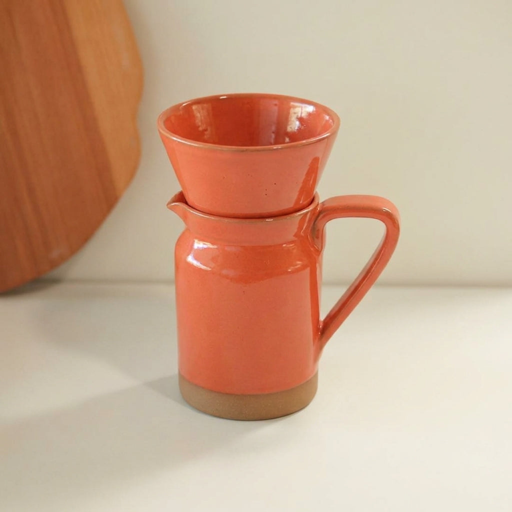 Conjunto Nosso Café - Jarra e Porta Filtro em cerâmica artesanal — argila Cappuccino, esmalte Laranja Intenso