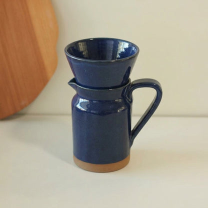 Conjunto Nosso Café - Jarra e Porta Filtro em cerâmica artesanal — argila Cappuccino, esmalte Lazuli
