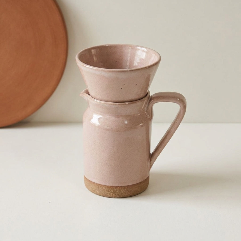 Conjunto Nosso Café - Jarra e Porta Filtro em cerâmica artesanal — argila Cappuccino, esmalte Nude