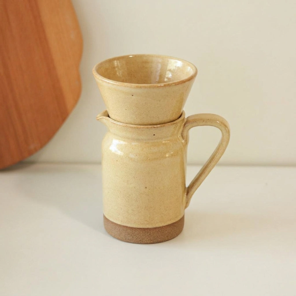 Conjunto Nosso Café - Jarra e Porta Filtro em cerâmica artesanal — argila Cappuccino, esmalte Pedra Sabão