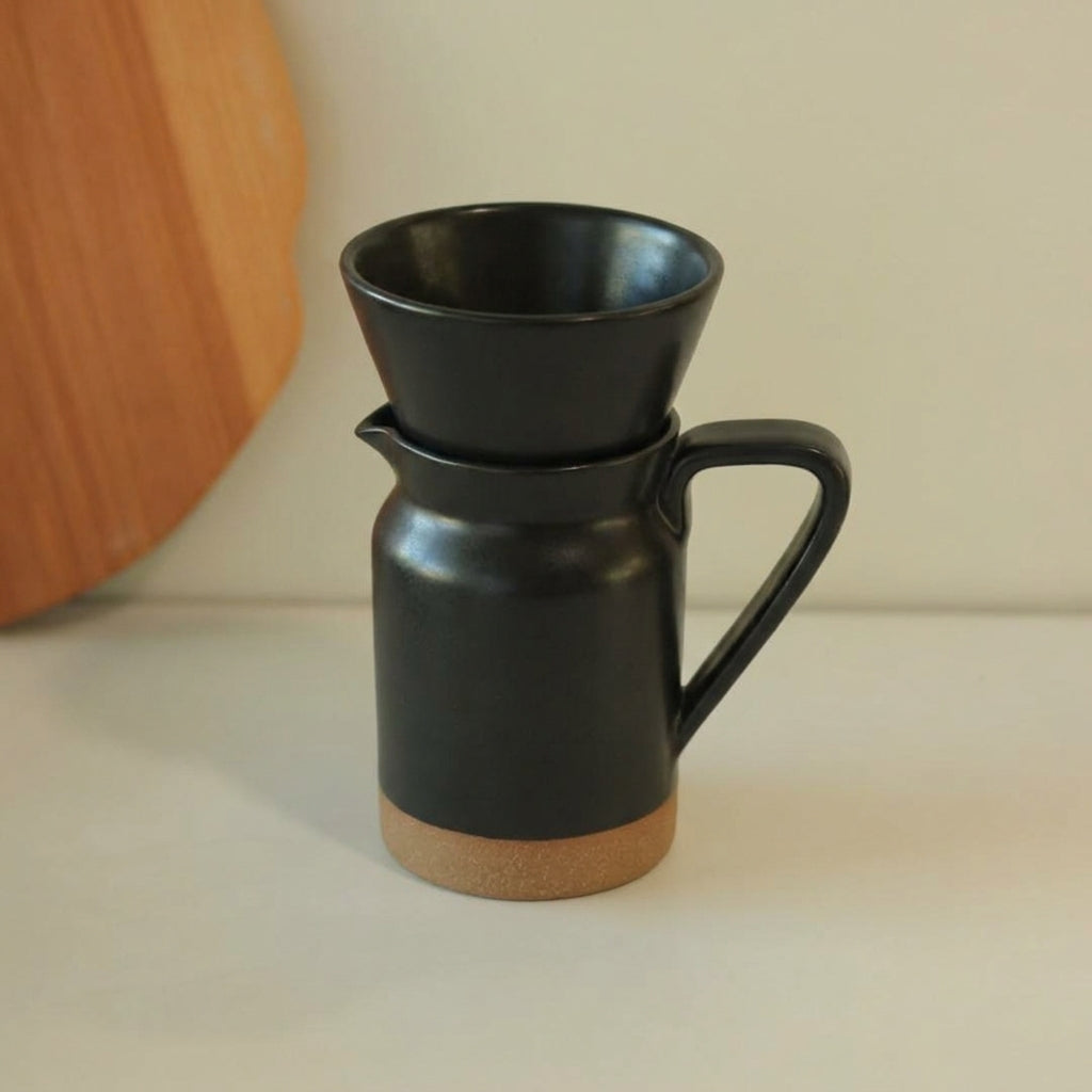 Conjunto Nosso Café - Jarra e Porta Filtro em cerâmica artesanal — argila Cappuccino, esmalte Preto Acetinado