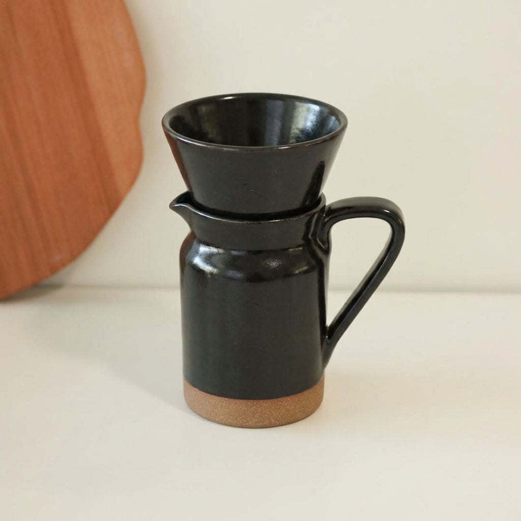 Conjunto Nosso Café - Jarra e Porta Filtro em cerâmica artesanal — argila Cappuccino, esmalte Preto Ébano
