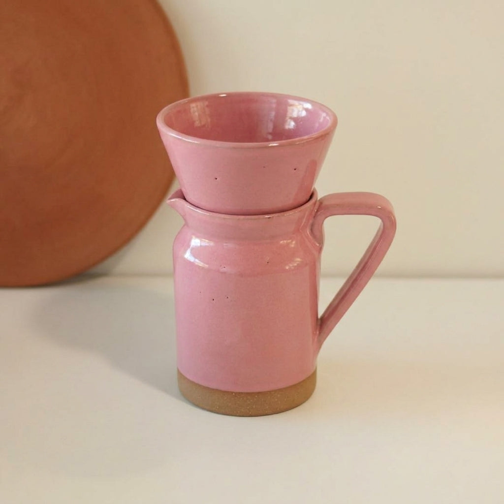 Conjunto Nosso Café - Jarra e Porta Filtro em cerâmica artesanal — argila Cappuccino, esmalte Rosa Barbie