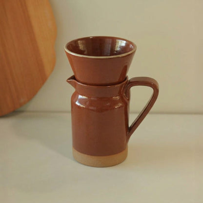 Conjunto Nosso Café - Jarra e Porta Filtro em cerâmica artesanal — argila Cappuccino, esmalte Sol de Terracota