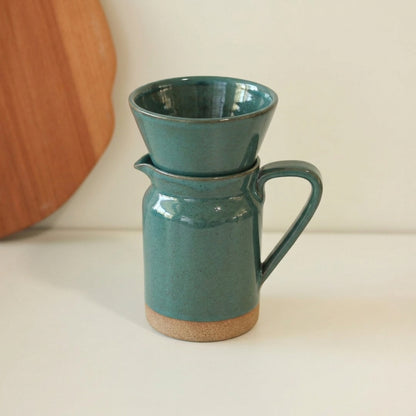 Conjunto Nosso Café - Jarra e Porta Filtro em cerâmica artesanal — argila Cappuccino, esmalte Verde Exército