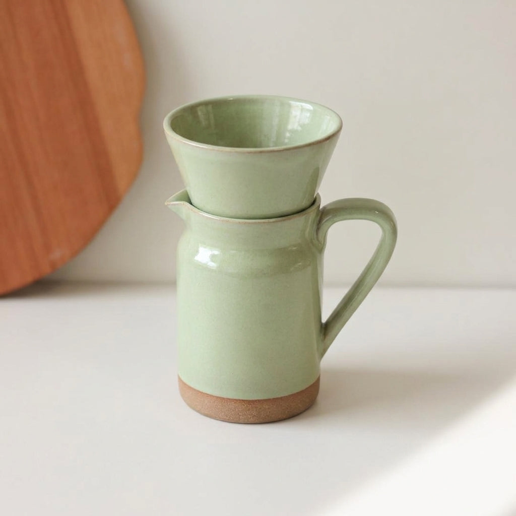 Conjunto Nosso Café - Jarra e Porta Filtro em cerâmica artesanal — argila Cappuccino, esmalte Verde Menta