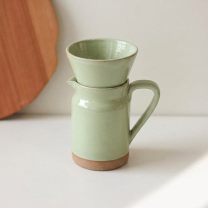 Conjunto Nosso Café - Jarra e Porta Filtro em cerâmica artesanal — argila Cappuccino, esmalte Verde Menta