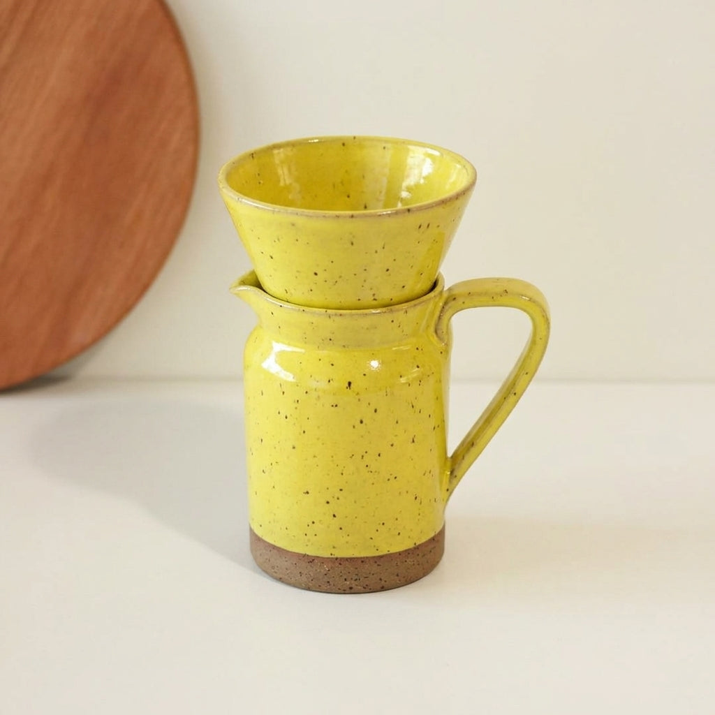Conjunto Nosso Café - Jarra e Porta Filtro em cerâmica artesanal — argila Flocos, esmalte Amarelo Intenso