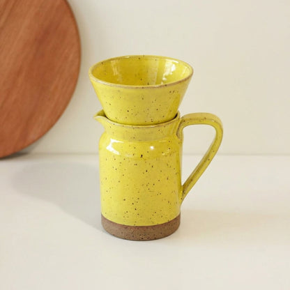 Conjunto Nosso Café - Jarra e Porta Filtro em cerâmica artesanal — argila Flocos, esmalte Amarelo Intenso
