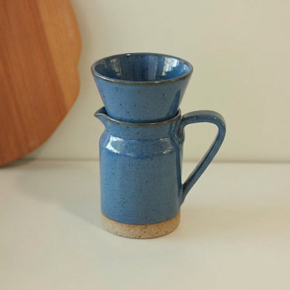Conjunto Nosso Café - Jarra e Porta Filtro em cerâmica artesanal — argila Flocos, esmalte Azul Safira