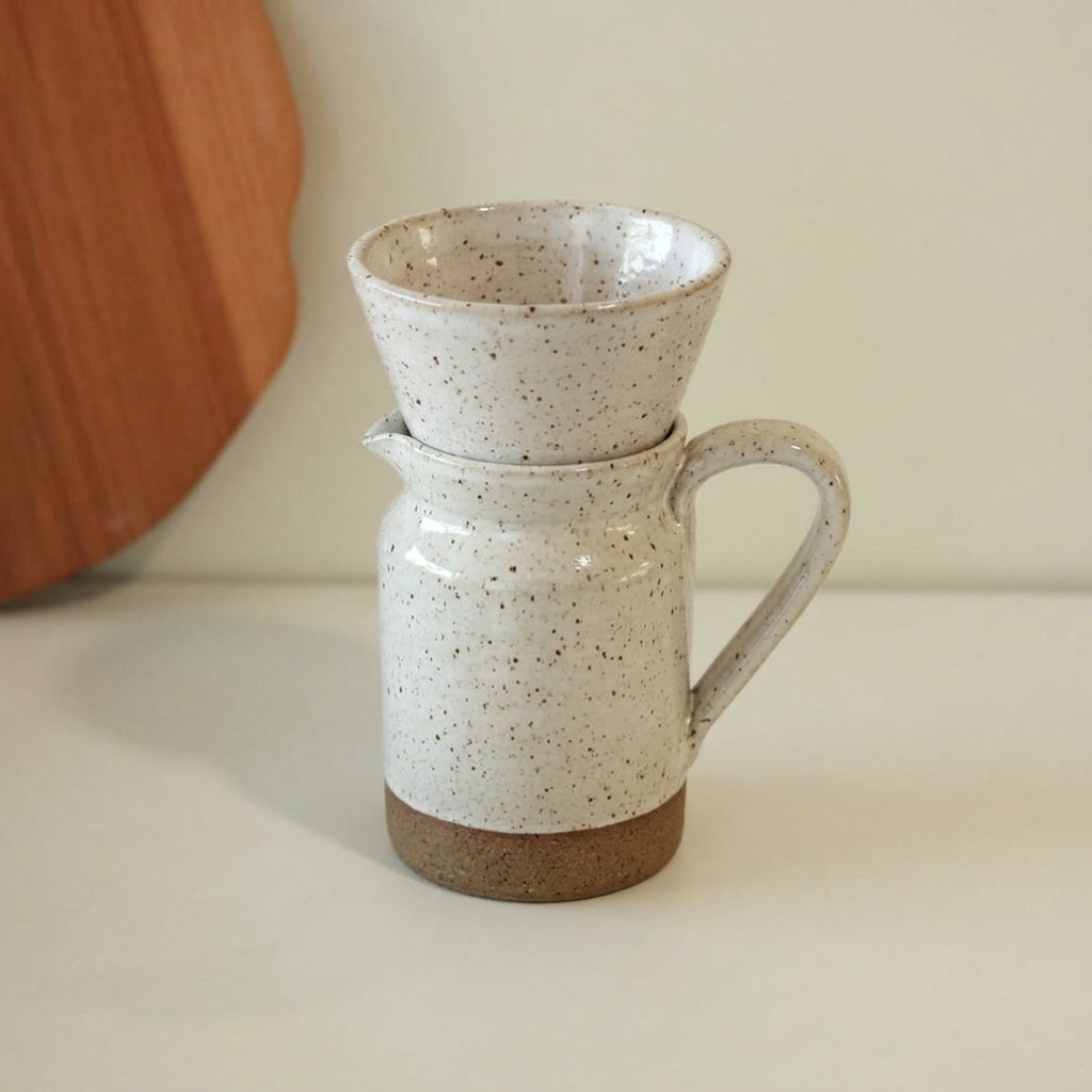 Conjunto Nosso Café - Jarra e Porta Filtro em cerâmica artesanal — argila Flocos, esmalte Branco AMME