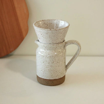 Conjunto Nosso Café - Jarra e Porta Filtro em cerâmica artesanal — argila Flocos, esmalte Branco AMME