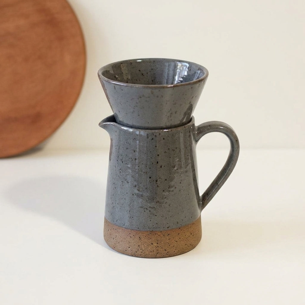 Conjunto Nosso Café - Jarra e Porta Filtro em cerâmica artesanal — argila Flocos, esmalte Grafite