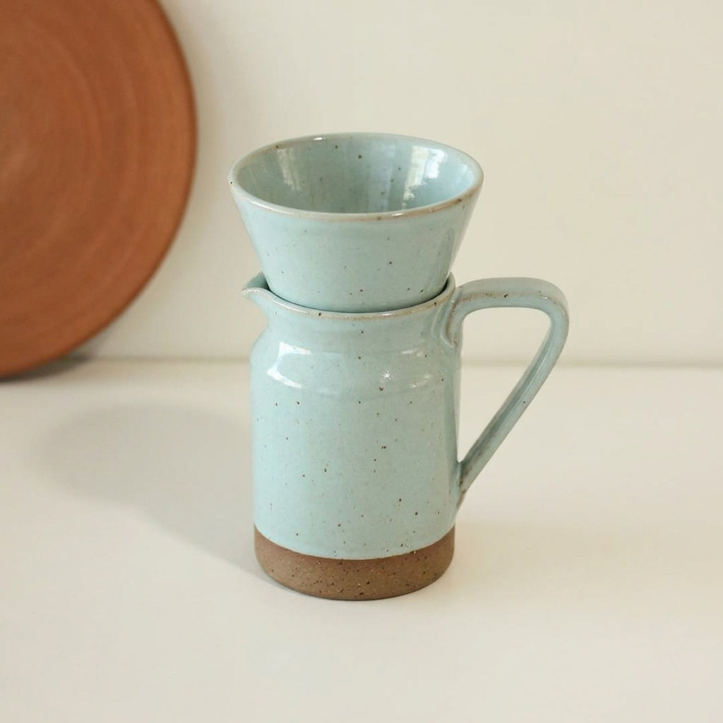 Conjunto Nosso Café - Jarra e Porta Filtro em cerâmica artesanal — argila Flocos, esmalte Jujuba