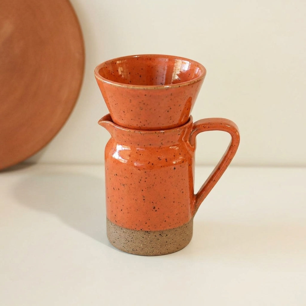 Conjunto Nosso Café - Jarra e Porta Filtro em cerâmica artesanal — argila Flocos, esmalte Laranja Intenso