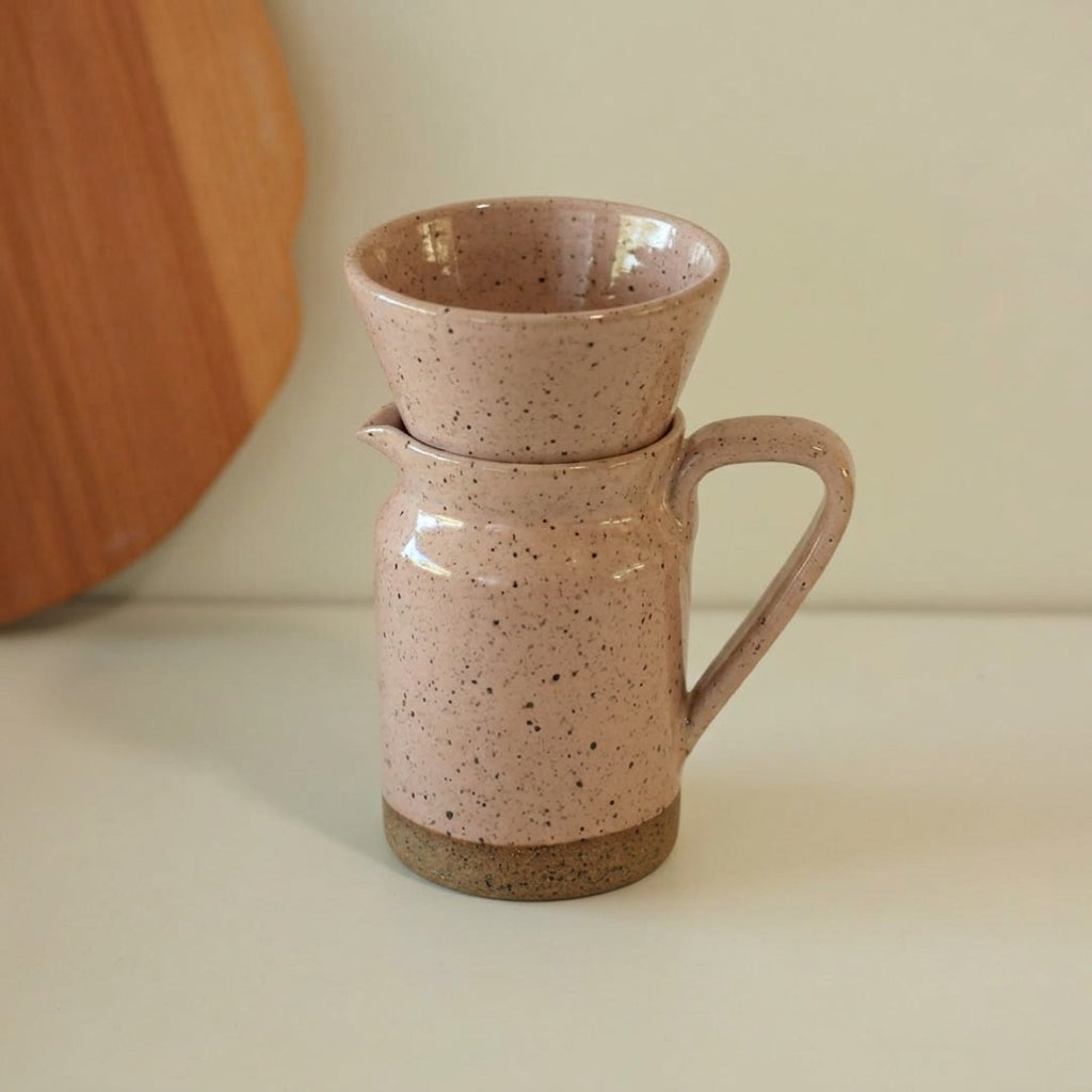 Conjunto Nosso Café - Jarra e Porta Filtro em cerâmica artesanal — argila Flocos, esmalte Nude