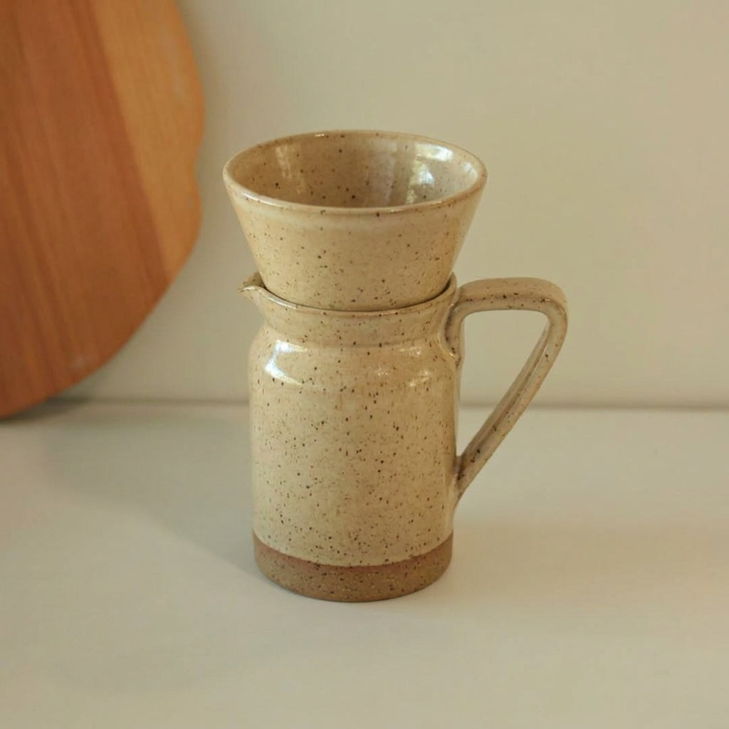 Conjunto Nosso Café - Jarra e Porta Filtro em cerâmica artesanal — argila Flocos, esmalte Pedra Sabão
