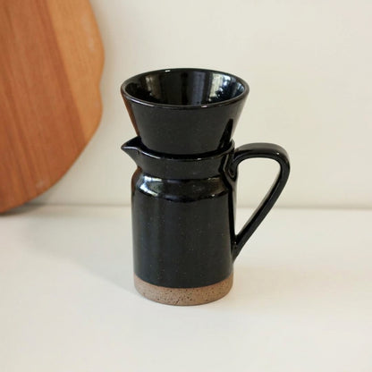 Conjunto Nosso Café - Jarra e Porta Filtro em cerâmica artesanal — argila Flocos, esmalte Preto Ébano