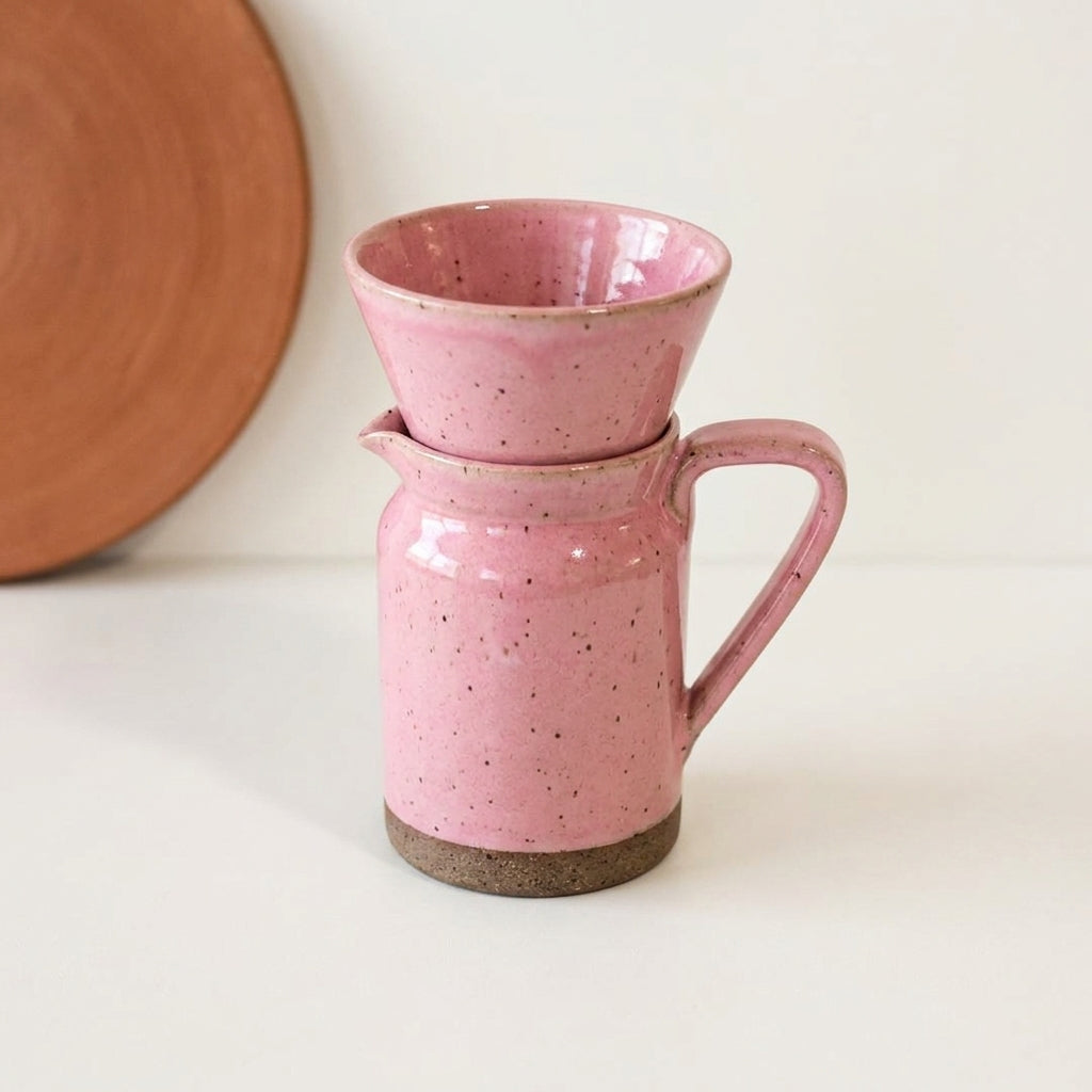Conjunto Nosso Café - Jarra e Porta Filtro em cerâmica artesanal — argila Flocos, esmalte Rosa Barbie