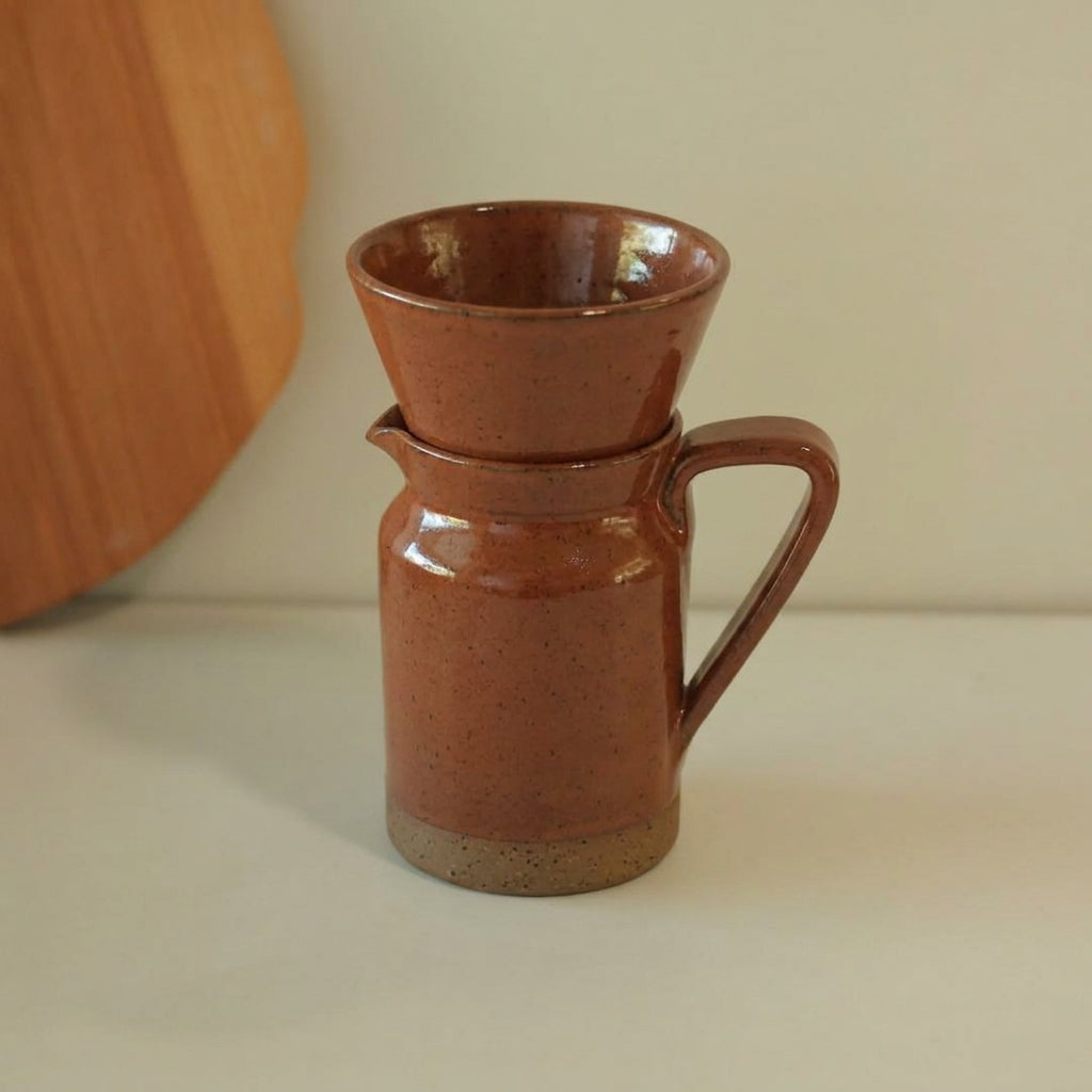 Conjunto Nosso Café - Jarra e Porta Filtro em cerâmica artesanal — argila Flocos, esmalte Sol de Terracota
