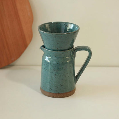 Conjunto Nosso Café - Jarra e Porta Filtro em cerâmica artesanal — argila Flocos, esmalte Verde Exército