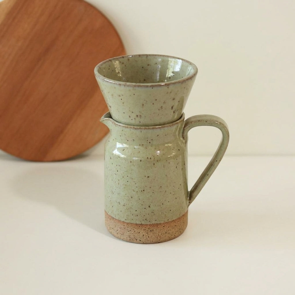 Conjunto Nosso Café - Jarra e Porta Filtro em cerâmica artesanal — argila Flocos, esmalte Verde Pompeia