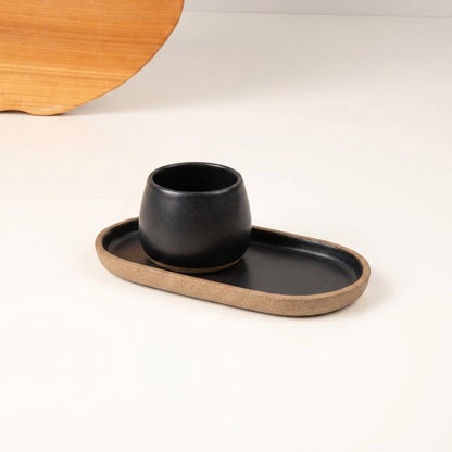 Copinho Cumbuca com Pires Alongado em cerâmica artesanal — tamanho 100ML, argila Cappuccino, esmalte Preto Acetinado