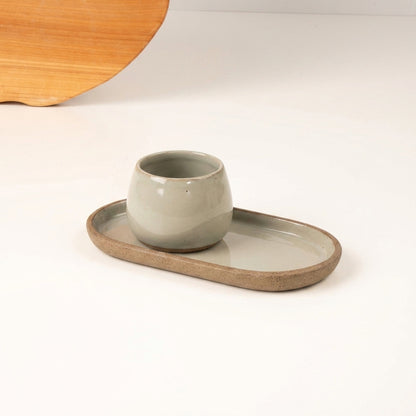 Copinho Cumbuca com Pires Alongado em cerâmica artesanal — tamanho 150ML, argila Cappuccino, esmalte Verde Pompeia