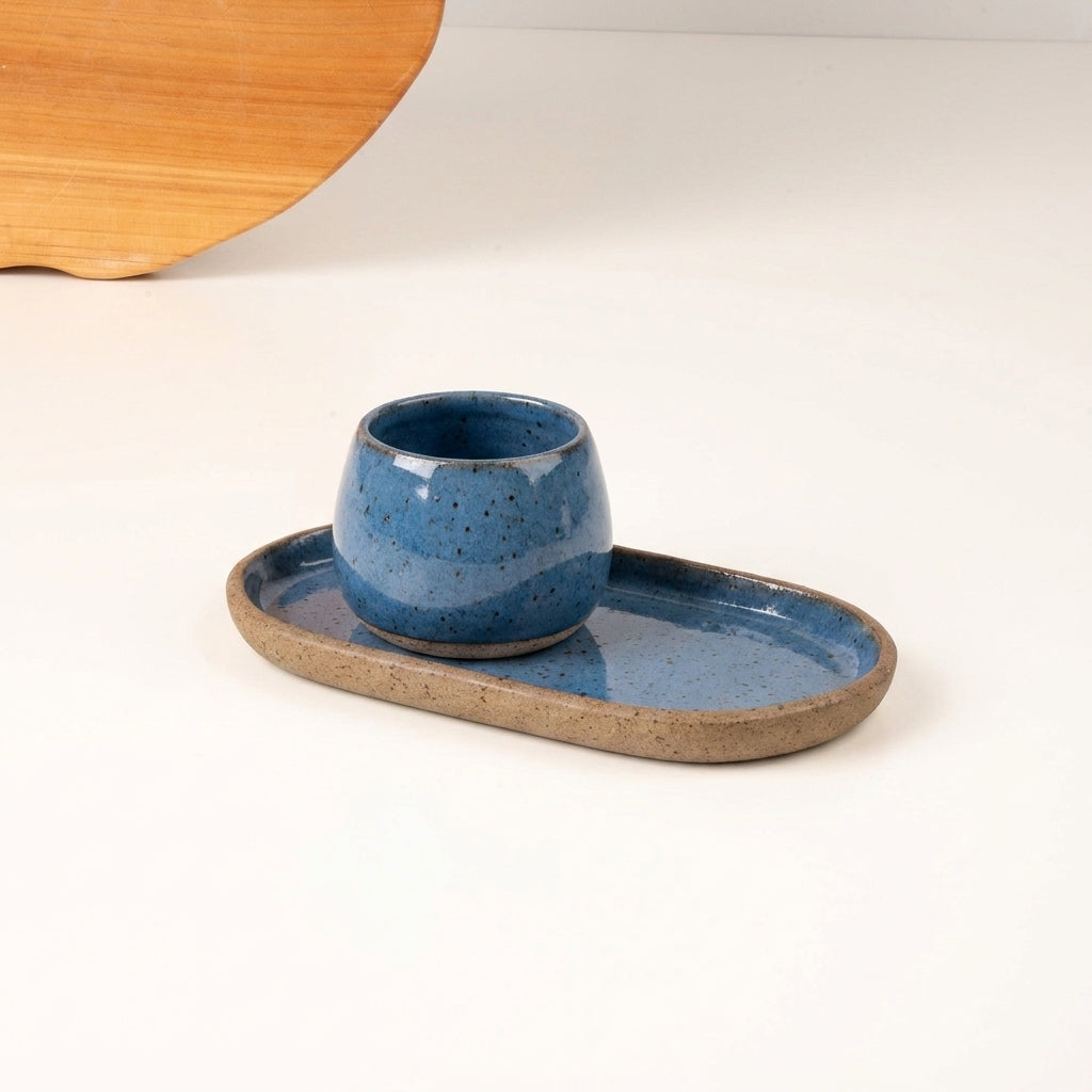 Copinho Cumbuca com Pires Alongado em cerâmica artesanal — tamanho 150ML, argila Flocos, esmalte Azul Safira