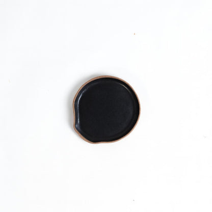 Descanso de colher em cerâmica artesanal — argila Cappuccino, esmalte Preto Acetinado