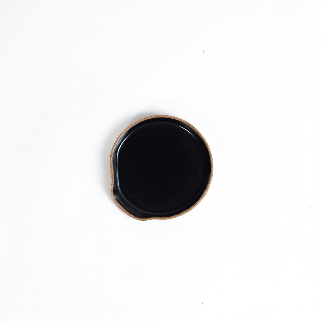 Descanso de colher em cerâmica artesanal — argila Cappuccino, esmalte Preto Ébano