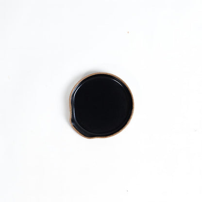 Descanso de colher em cerâmica artesanal — argila Cappuccino, esmalte Preto Ébano