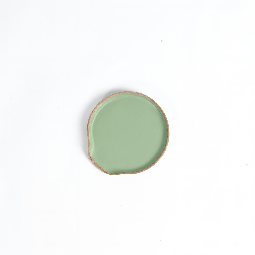 Descanso de colher em cerâmica artesanal — argila Cappuccino, esmalte Verde Menta
