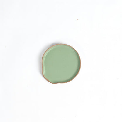 Descanso de colher em cerâmica artesanal — argila Cappuccino, esmalte Verde Menta