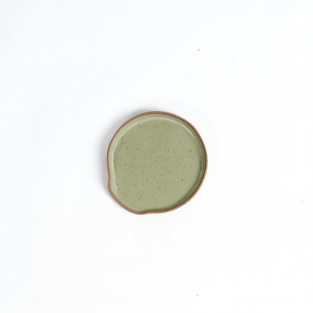 Descanso de colher em cerâmica artesanal — argila Cappuccino, esmalte Verde Pompeia