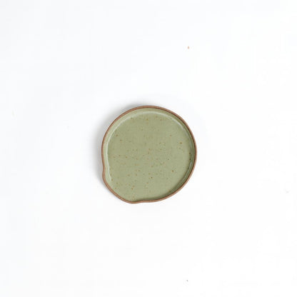 Descanso de colher em cerâmica artesanal — argila Cappuccino, esmalte Verde Pompeia