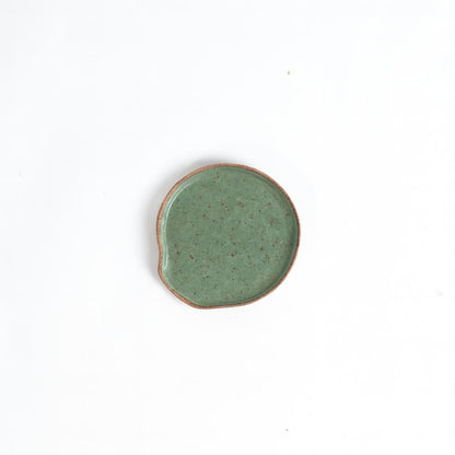 Descanso de colher em cerâmica artesanal — argila Flocos, esmalte Verde Pompeia