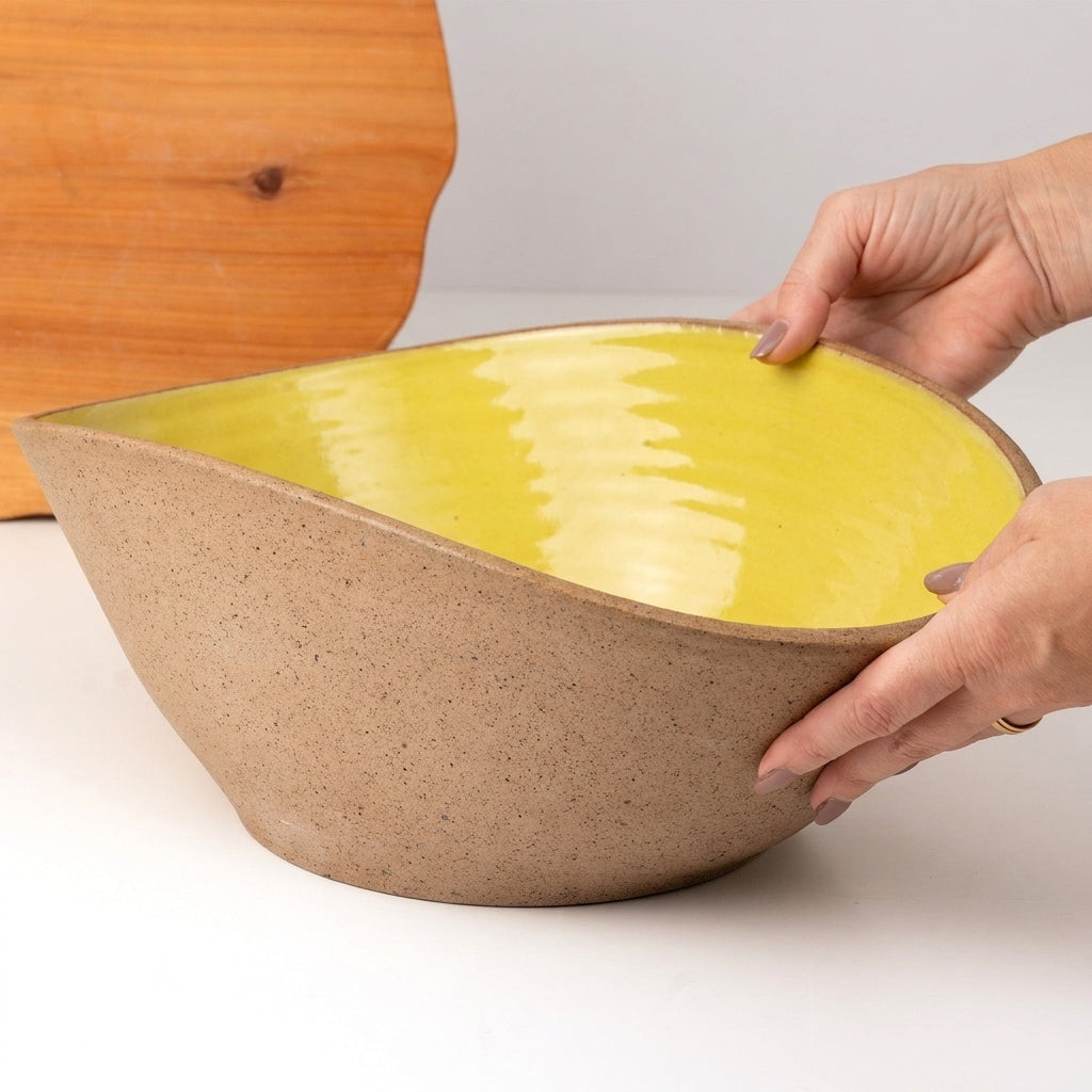 Fruteira Barca em cerâmica artesanal — argila Cappuccino, esmalte Amarelo Intenso