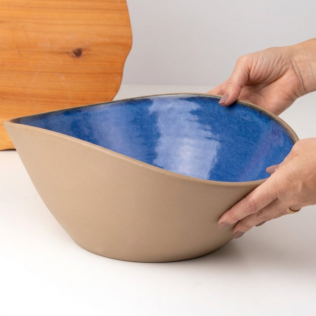 Fruteira Barca em cerâmica artesanal — argila Cappuccino, esmalte Azul Safira