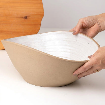 Fruteira Barca em cerâmica artesanal — argila Cappuccino, esmalte Branco AMME